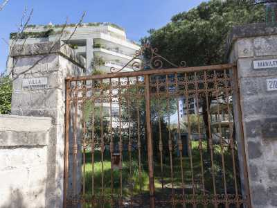 Alle spalle del menhir si trova una recinzione metallica che nasconde i resti dell�ottocentesca Villa Marilena. In realt� dell�edificio � rimasto solamente il nome scritto ai lati del cancello in ferro battuto ormai arrugginito